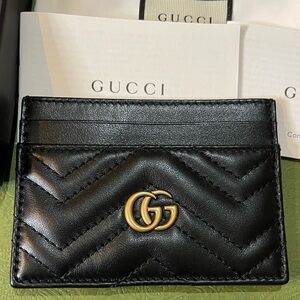 Gucci Black Matelasse Leather Card Holder w/ matte Gold Gucci Logo
New full set